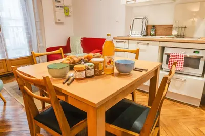 Cuisine ou kitchenette dans l'établissement L'établissement TOIMOINOU, Hyper-centre, vue marché, proche mer 150m, lits faits à votre arrivée, serviettes de toilette, ménage, inclu, Netflix, accueil en personne