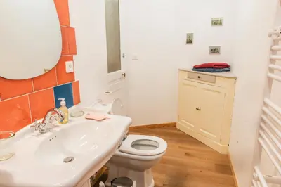 Salle de bains dans l'établissement L'établissement TOIMOINOU, Hyper-centre, vue marché, proche mer 150m, lits faits à votre arrivée, serviettes de toilette, ménage, inclu, Netflix, accueil en personne