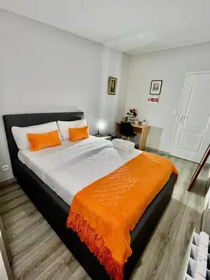 Un ou plusieurs lits dans un hébergement de l'établissement Agréable chambre