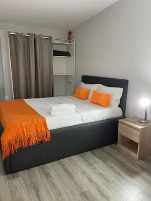 Un ou plusieurs lits dans un hébergement de l'établissement Agréable chambre