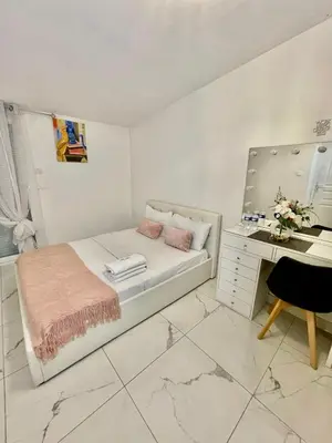 Un ou plusieurs lits dans un hébergement de l'établissement Agréable chambre