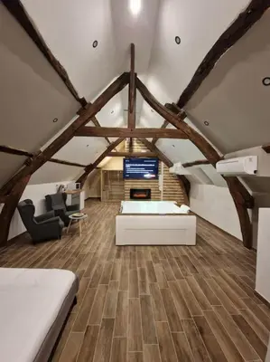 Coin salon dans l'établissement Suite Chalet avec jacuzzi YaoSpa60