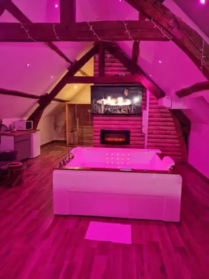Un ou plusieurs lits dans un hébergement de l'établissement Suite Chalet avec jacuzzi YaoSpa60