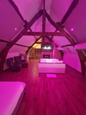 Un ou plusieurs lits dans un hébergement de l'établissement Suite Chalet avec jacuzzi YaoSpa60