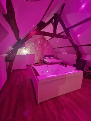 Un ou plusieurs lits dans un hébergement de l'établissement Suite Chalet avec jacuzzi YaoSpa60