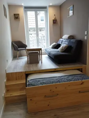 Coin salon dans l'établissement House of twenty- Studio paisible à Dieppe plage et gare à pied - situé rue piétonne - wifi - draps et serviettes inclus -