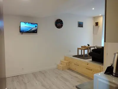 Télévision ou salle de divertissement dans l'établissement House of twenty- Studio paisible à Dieppe plage et gare à pied - situé rue piétonne - wifi - draps et serviettes inclus -