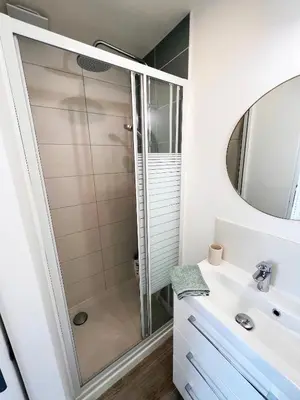 Salle de bains dans l'établissement Charmante Maisonnette au calme / Jardin privatif