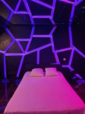 Un ou plusieurs lits dans un hébergement de l'établissement Suite Coquine avec jacuzzi YaoSpa60