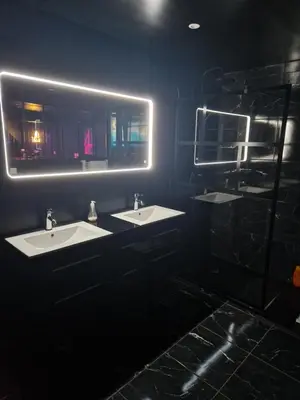 Salle de bains dans l'établissement Suite Coquine avec jacuzzi YaoSpa60