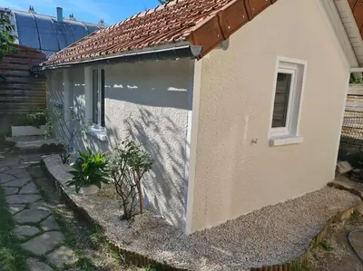 Plan de l'établissement Petite maison cosy dans un jardin.