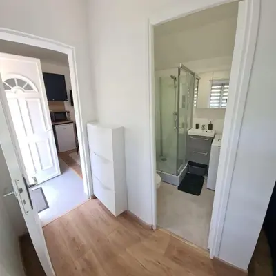 Plan de l'établissement Petite maison cosy dans un jardin.