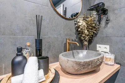 Salle de bains dans l'établissement L'instant Bornéo Superbe appartement avec jacuzzi