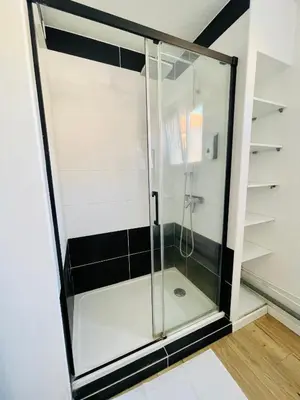 Salle de bains dans l'établissement Grand T2 au RDC hyper centre Navette et Sauna en option