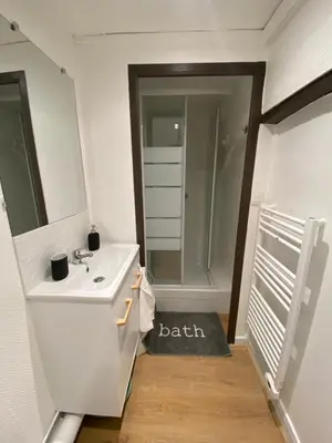 Salle de bains dans l'établissement Le Bassam, proche aéroport