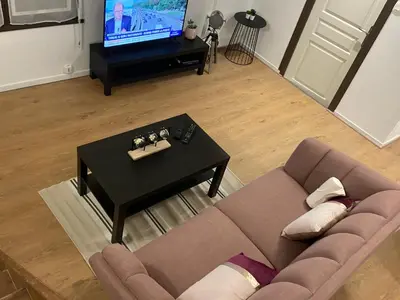 Télévision ou salle de divertissement dans l'établissement Le Bassam, proche aéroport