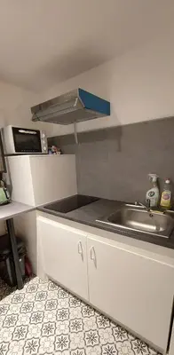 Cuisine ou kitchenette dans l'établissement Le petit Matelot au 1 er étage à 10min à pieds du centre ville