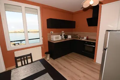 Cuisine ou kitchenette dans l'établissement La Jetée Appartement Vue Mer