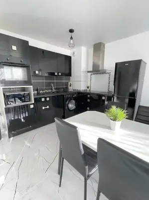 Cuisine ou kitchenette dans l'établissement Grand F3 à 30mn de Paris - Terrasse + Parking privé