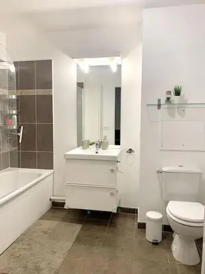 Salle de bains dans l'établissement Grand F3 à 30mn de Paris - Terrasse + Parking privé