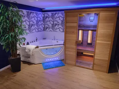 Salle de bains dans l'établissement Love Story Chalet avec jacuzzi et sauna