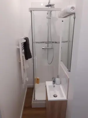 Salle de bains dans l'établissement Amiens magnifique appartement Frida