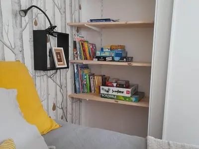 Bibliothèque dans l'appartement