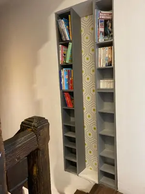 Bibliothèque dans la maison de vacances