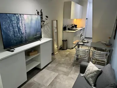 Télévision ou salle de divertissement dans l'établissement Magnifique duplex central à 2 min de la gare.