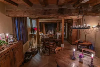 Coin salon dans l'établissement Cottage les forières