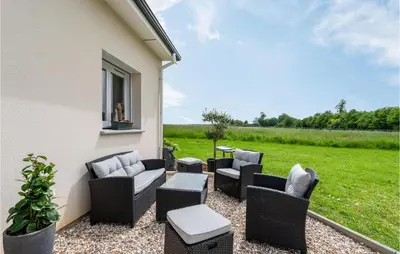 Coin salon dans l'établissement Cozy Home In Lyons-La-Forêt
