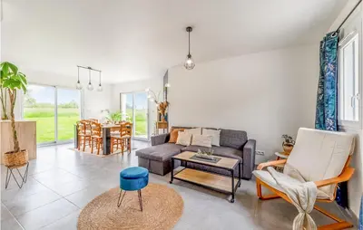 Coin salon dans l'établissement Cozy Home In Lyons-La-Forêt