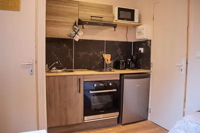 Cuisine ou kitchenette dans l'établissement STUDIO EXOTIC - PROCHE GARE - WiFi - NETFLIX