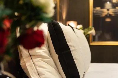 Un ou plusieurs lits dans un hébergement de l'établissement Balnéo, sauna et de nombreuses surprises