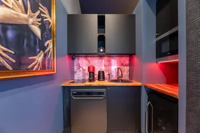 Cuisine ou kitchenette dans l'établissement Balnéo, sauna et de nombreuses surprises