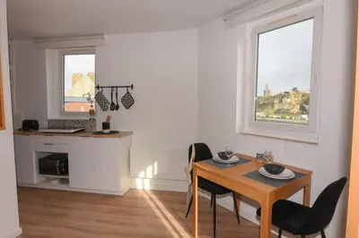 Cuisine ou kitchenette dans l'établissement La Belle Vue Appartement 2 personnes Vue port