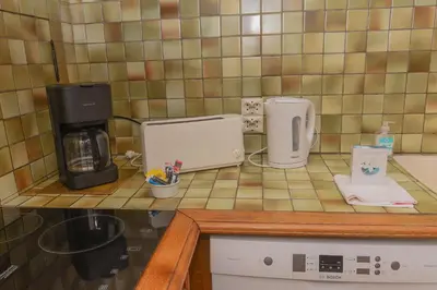 Cuisine ou kitchenette dans l'établissement l'Inattendue Maison avec Jardin