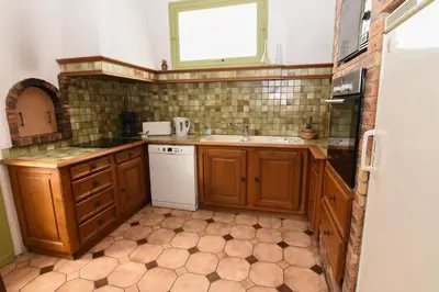 Cuisine ou kitchenette dans l'établissement l'Inattendue Maison avec Jardin