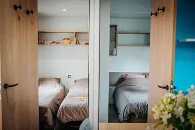Un ou plusieurs lits dans un hébergement de l'établissement Mobil Home XXL 4 chambres - Camping Le Clos Cacheleux