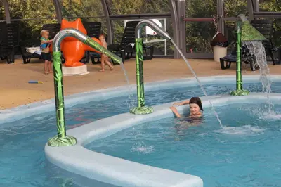Piscine de l'établissement Mobil Home XXL 4 chambres - Camping Le Clos Cacheleux ou située à proximité