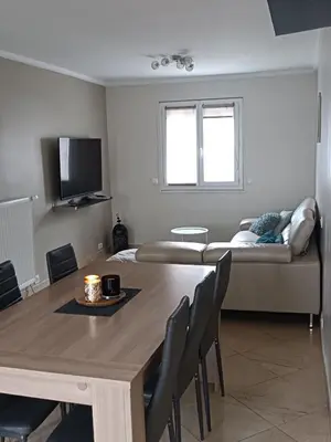 Télévision ou salle de divertissement dans l'établissement Maison Aubergenville Elisabethville