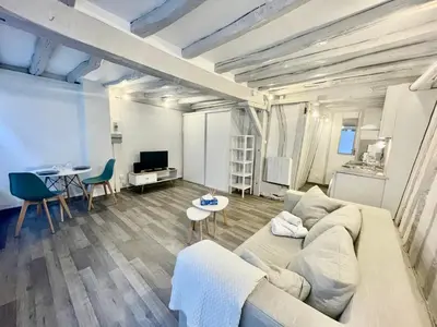 Coin salon dans l'établissement petit studio près du centre - 186