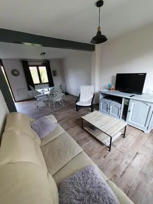 Télévision ou salle de divertissement dans l'établissement La framboisette