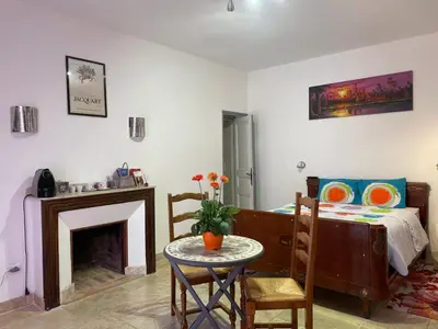 Coin salon dans l'établissement Chambre équipée Plain-Pied - 2 pers avec sdb wc privé