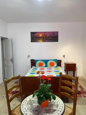 Coin salon dans l'établissement Chambre équipée Plain-Pied - 2 pers avec sdb wc privé