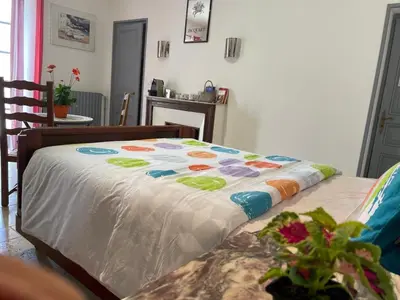 Un ou plusieurs lits dans un hébergement de l'établissement Chambre équipée Plain-Pied - 2 pers avec sdb wc privé