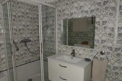 Salle de bains dans l'établissement maison de ville pour 6 personnes