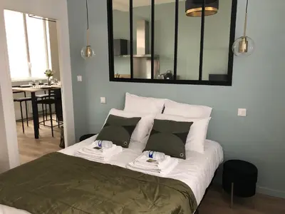 Un ou plusieurs lits dans un hébergement de l'établissement Maison Gabriel Appartement LUNE