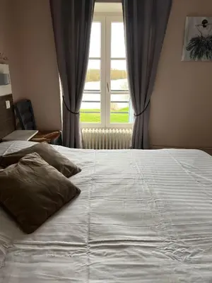 Un ou plusieurs lits dans un hébergement de l'établissement LOGIS Hôtel & Restaurant - Les Bords de Seine