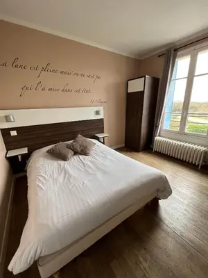 Un ou plusieurs lits dans un hébergement de l'établissement LOGIS Hôtel & Restaurant - Les Bords de Seine